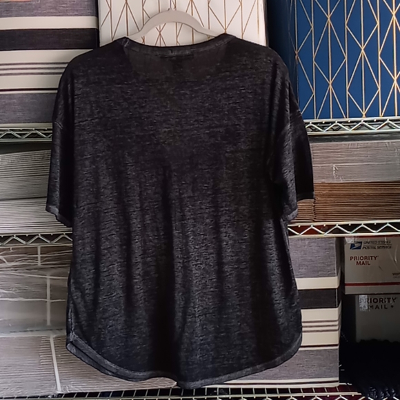 Women's short sleeve top size small - Picture 2 of 2